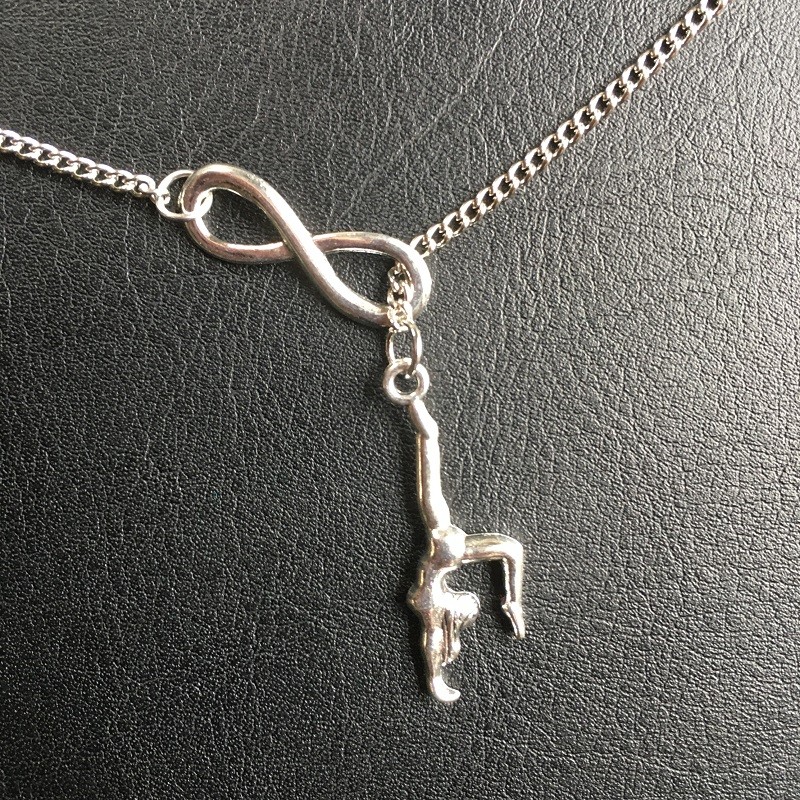 collier gymnaste et signe infini