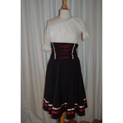 podiumkledij te huur witte blouse pofmouw karakterrok zwart